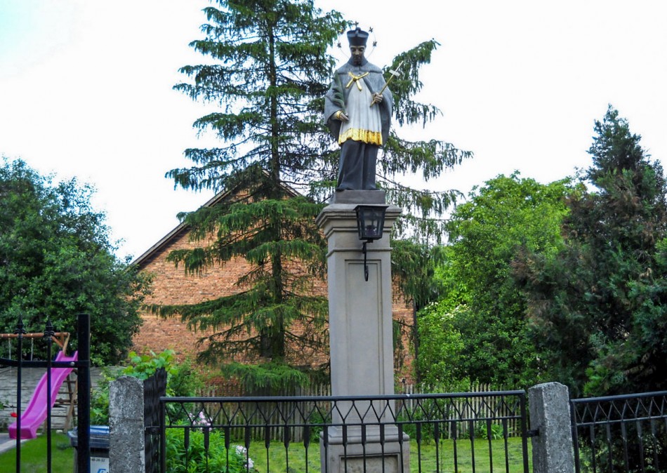 Przydrożna kapliczka z figurą św. Jana Nepomucena. Wyry, powiat mikołowski.