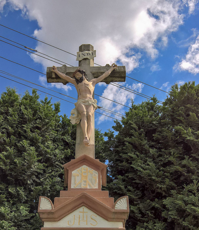 Przydrożny krzyż - Boża Męka z 1908 r. stojący przy ulicy Nierad, róg Skotniczej. Kryry, gmina Suszec, powiat pszczyński.