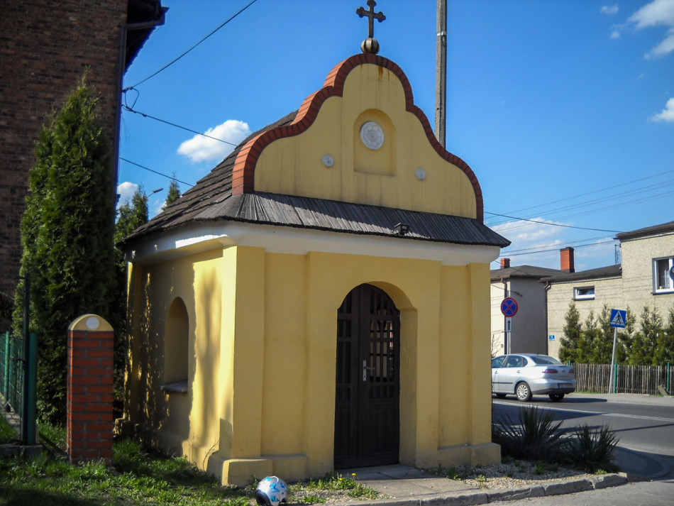 Przydrożna późnobarokowa kapliczka domkowa pw. św. Jana Nepomucena zbudowana w pierwszej połowie XIX wieku. Leszczyny, gmina Czerwionka Leszczyny, powiat rybnicki.