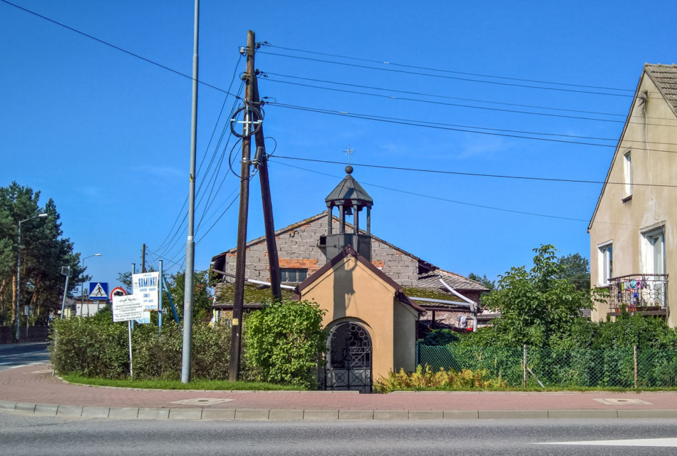 Przydrożna kapliczka domkowa murowana, skrzyżowanie Tarnogórskiej i Paderewskiego. Kalety, Miotek, powiat tarnogórski.