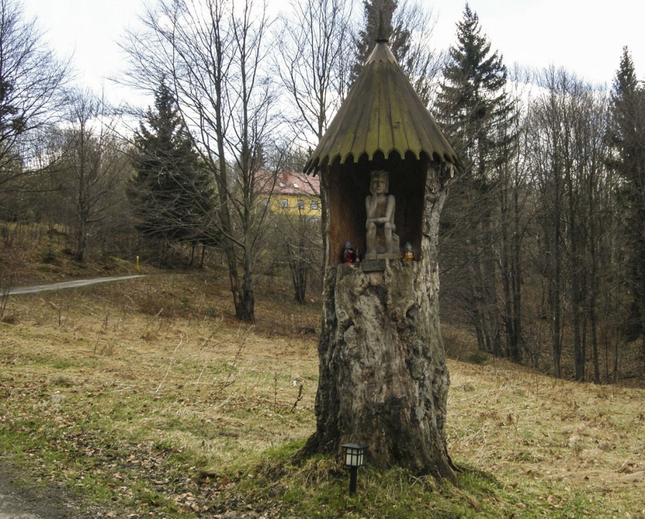 Kapliczka przydrożna z figurą Chrystusa Frasobliwego. Zwardoń, gmina Rajcza, powiat żywiecki.