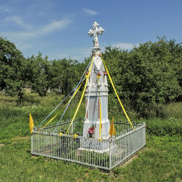 Krzyż przydrożny kamienny. Dwór i włościanie wsi Jadownik ten krzyż wystawili 1913 r. Jadowniki, gmina Pawłów, powiat starachowicki.