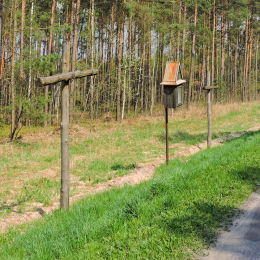 Przydrożna drewniana kapliczka skrzynkowa na słupku. Starachowice, powiat starachowicki.
