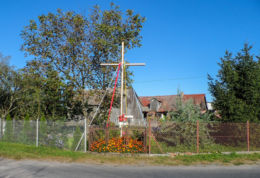 Krzyż metalowy stojący na rozstaju dróg. Stróżewo, gmina Chodzież, powiat chodzieski.