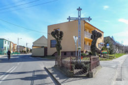 Krzyż metalowy stojący na rozstaju dróg. Szamocin, gmina Szamocin, powiat chodzieski.