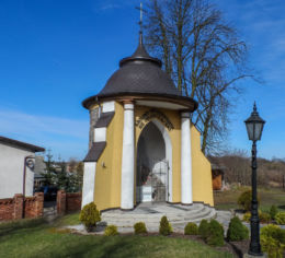 Kapliczka domkowa, murowana. Szamocin, gmina Szamocin, powiat chodzieski.