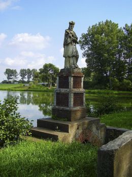 Przydrożna statua św.Jana Nepomucena stojąca nad brzegiem stawu przy drodze w kierunku Lubasza (przed renowacją). Sławno, gmina Lubasz, czarnkowsko-trzcianecki.