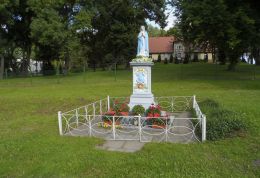 Przydrożna kapliczka, figura Maryi. Brzeźno, gmina Czarnków, czarnkowsko-trzcianecki.