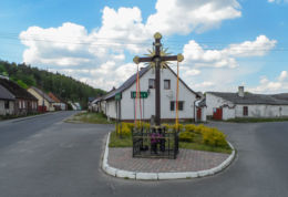 Krzyż przydrożny stojący na rozstaju dróg. Radolin, gmina Trzcianka, czarnkowsko-trzcianecki.