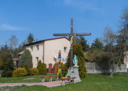 Krzyż przydrożny drewniany z kapliczką. Romanowo Górne, gmina Czarnków, czarnkowsko-trzcianecki.