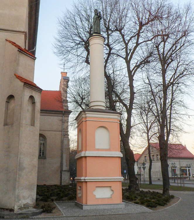 Kapliczka kolumnowa z figurą Matki Boskiej z Dzieciątkiem przy kościele pobernardyńskim. Grodzisk Wielkopolski, powiat grodziski.