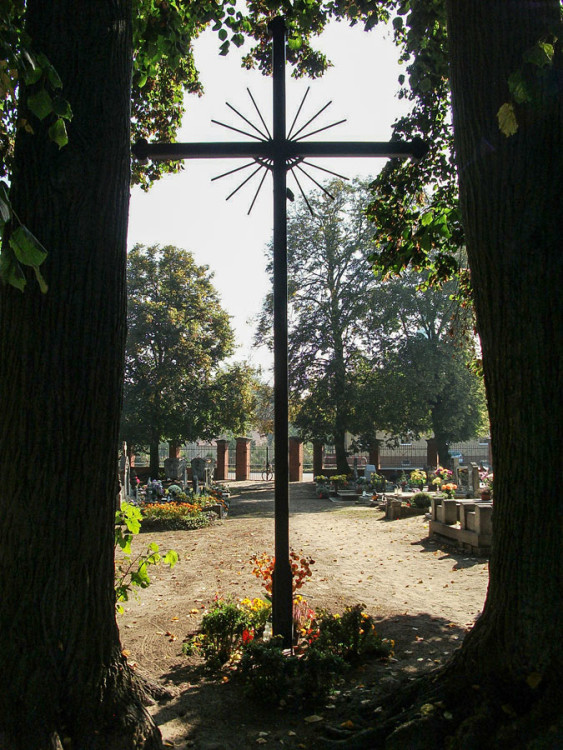 Krzyż z okiem opatrzności w alei cmentarza parafialnego, Ptaszkowo, gmina Grodzisk Wielkopolski, powiat grodziski.