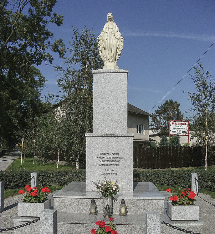 Kapliczka przydrożna Matki Boskiej z 1946 r., odnowiona w 2010 r. Wielichowo, powiat grodziski.