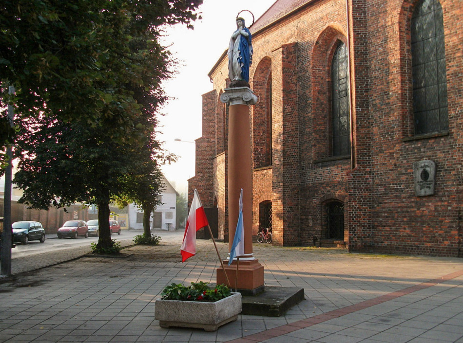 Kapliczka kolumnowa z figurą Matki Boskiej przed kościołem farnym. Kościan, powiat kościański.
