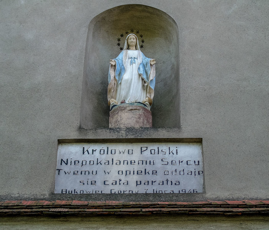 Kapliczka niszowa z figurą Matki Boskiej ufundowana w 1946 r. Bukówiec Górny, gmina Włoszakowice, powiat leszczyński.