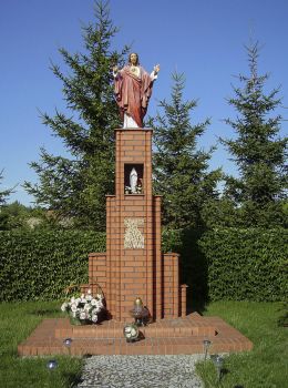 Przydrożna kapliczkaz figurą Chrystusa. Moraczewo, gmina Rydzyna, powiat leszczyński.