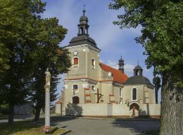 Przydrożna kapliczka słupowa przed kościołem NMP Śnieżnej. Pawłowice, gmina Krzemieniewo, powiat leszczyński.