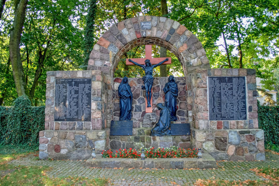 Grupa figuralna "Ukrzyżowanie", pomnik mieszkańców poległych w wojnach. Brody, gmina Lwówek, powiat nowotomyski.