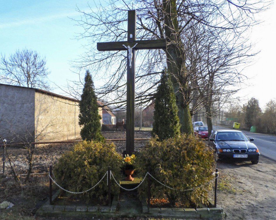 Przydrożny krzyż drewniany. Grabówno, gmina Miasteczko Krajeńskie, powiat pilski.