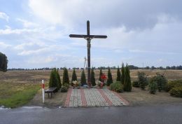 Krzyż przydrożny. Bronisławki, gmina Ujście, powiat pilski.