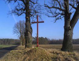 Przydrożny krzyż drewniany. Kostrzynek, gmina Wysoka, powiat pilski.