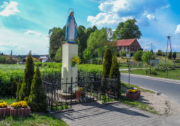Przydrożna kapliczka z figurą św. Maryi. Kruszewo, gmina Ujście, powiat pilski.
