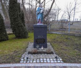 Figura Matki Boskiej z Dzieciątkiem u stup kamień z góry przemienienia Pana Jezusa. Morzewo, gmina Kaczory, powiat pilski.