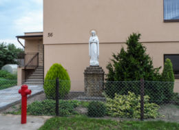 Przydrożna kapliczka z figurą św. Maryi. Morzewo, gmina Kaczory, powiat pilski.