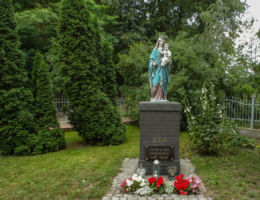 Przydrożna kapliczka z figurą św. Maryi. Morzewo, gmina Kaczory, powiat pilski.
