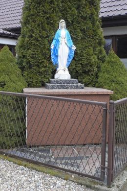 Przydrożna kapliczka z figurą św. Maryi. Piła, powiat pilski.