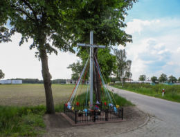 Krzyż przydrożny stojący na rozstaju dróg. Pobórka Mała, gmina Białośliwi, powiat pilski.