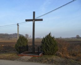 Drewniany krzyż przydrożny. Prawomyśl, gmina Kaczory, powiat pilski.
