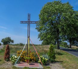 Przydrożny krzyż metalowy. Skrzatusz, gmina Szydłowo, powiat pilski.