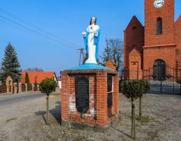 Przydrożna kapliczka z figurą św. Maryi. Stara Łubianka, gmina Szydłowo, powiat pilski.