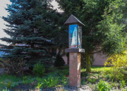 Przydrożna kapliczka oszklona z figurą św. Maryi. Szydłowo, powiat pilski.