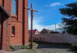 Krzyż przy kościele p.w. Matki Bożej Nieustającej Pomocy. Szydłowo, powiat pilski.