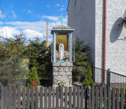 Przydrożna kapliczka z figurą św. Maryi. Ujście, powiat pilski.