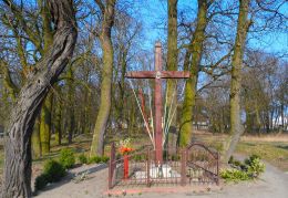 Przydrożny krzyż drewniany. Wysoka Mała, gmina Wysoka, powiat pilski.