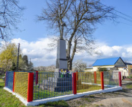 Krzyż przydrożny metalowy na murowanym postumencie. Zawada, gmina Szydłowo, powiat pilski.
