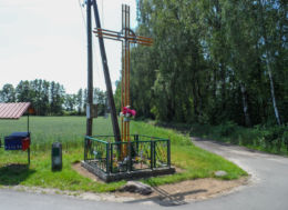Krzyż przydrożny stojący na rozstaju dróg. Zelgniewo, gmina Kaczor, powiat pilski.