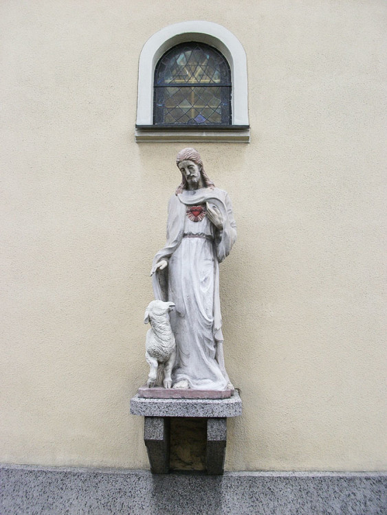 Figura Jezusa Dobrego Pasterza w murze prezbiterium kościoła pw. Ścięcia św. Jana. Pleszew, powiat pleszewski.