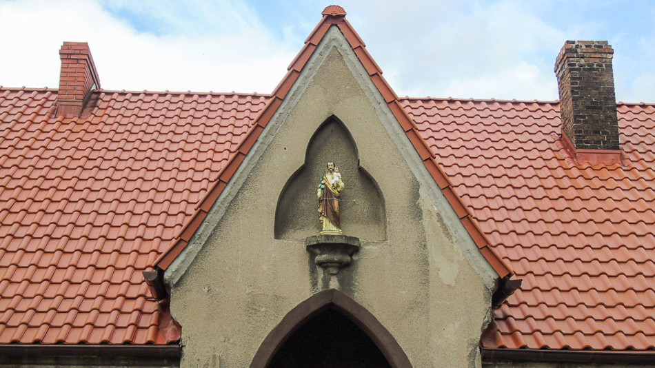 Figura św. Józefa w szczycie budynku dawnego szpitala pod jego wezwaniem. Wronki, powiat szamotulski.