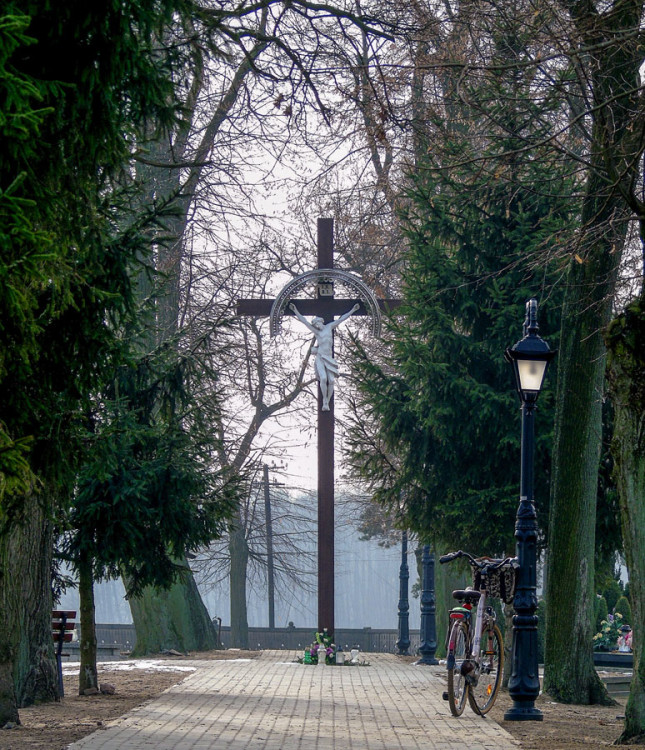 Drewniany krzyż na cmentarzu parafialnym. Kopanica, gmina Siedlec, powiat wolsztyński.