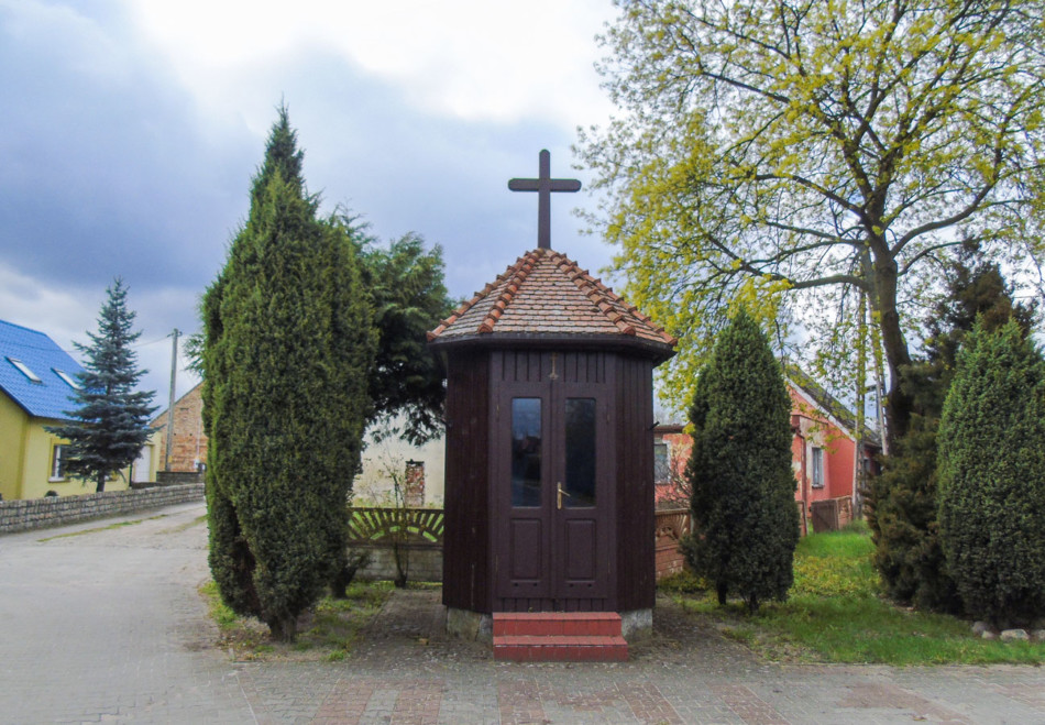 Przydrożna kapliczka domkowa św. Eugeniusza. Obra, gmina Wolsztyn, powiat wolsztyński.