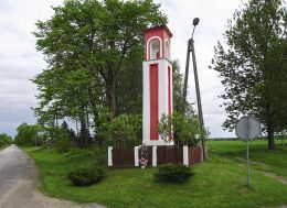 Przydrożna słupowa kapliczka stojąca na rozstaju dróg. Sypniewo, gmina Jastrowie, powiat złotowski.