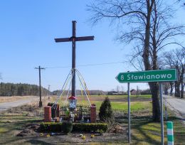 Krzyż przydrożny z kapliczką stojący na rozstaju dróg. Czajcze, gmina Krajenka, powiat złotowski.