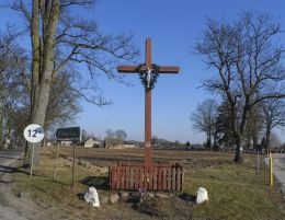 Krzyż przydrożny stojący na rozstaju dróg. Głubczyn, gmina Krajenka, powiat złotowski.