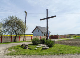 Krzyż przydrożny stojący na rozstaju dróg. Paruszka - gmina Krajenka, powiat złotowski.
