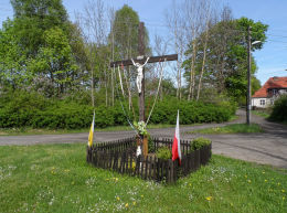 Krzyż przydrożny stojący na rozstaju dróg. Płytnica,  gmina Tarnówka, powiat złotowski.