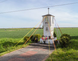 Kapliczka przydrożna stojąca na rozstaju dróg. Tarnowiec, gmina Tarnówka, powiat złotowski.